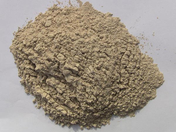礬土性質(zhì) 礬土主要成分是氧化鋁，為煉鋁和耐火材料的主要原料。白色或灰白色，因含鐵而呈褐黃或淺紅色。密度3.45g/cm3，硬度1～3，不透明，質(zhì)脆。極難熔化，不溶于水，能溶于硫酸、氫氧化鈉溶液。 地區(qū)分布 中國(guó)鋁土礦資源比較豐富，在全國(guó)18個(gè)省、自治區(qū)、直轄市已查明鋁土礦產(chǎn)地205處，其中大型產(chǎn)地72處（不包括臺(tái)灣），主要分布在山西、山東、河北、河南、貴州、四川、廣西、遼寧、湖南等地。 投資前景 1.可用于煉鋁工業(yè)。用于國(guó)防、航空、汽車、電器、化工、日常生活用品等。 2.可用于精密鑄造。礬土熟料加工成細(xì)粉做成鑄模后精鑄。用于軍工、航天、通訊、儀表、機(jī)械及醫(yī)療器械部門。 3.可用于耐火制品。高鋁礬土熟料耐火度高達(dá)1780℃，化學(xué)穩(wěn)定性強(qiáng)、物理性能良好。 4.硅酸鋁耐火纖維。用于鋼鐵、有色冶金、電子、石油、化工、宇航、原子能、國(guó)防等多種工業(yè)，消防人員可用耐火纖維布做成衣服。 5.制造礬土水泥、研磨材料、陶瓷工業(yè)以及化學(xué)工業(yè)可制鋁的各種化合物。 鋁礬土磨粉制備 鋁礬土粉是選用煅燒過的熟鋁礬土礦石用雷蒙磨加工制成的細(xì)粉，粒度通常為100目-325目，在耐火材料行業(yè)得到了廣泛的應(yīng)用。通常加工的流程為先經(jīng)顎式破碎機(jī)進(jìn)行破碎，然后篩分進(jìn)入鋁礬土雷蒙磨或鋁礬土超細(xì)磨粉機(jī)中，進(jìn)行鋁礬土粉制備，使其應(yīng)用更加廣泛。
