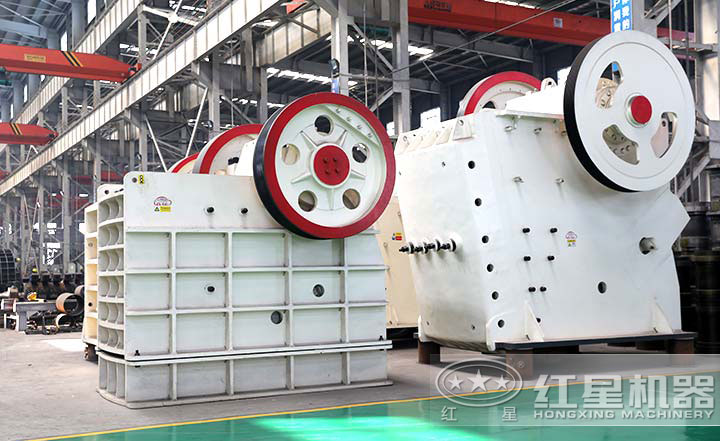 顎式破碎機(jī)實(shí)拍圖，型號(hào)多樣，價(jià)格在10-80萬之間