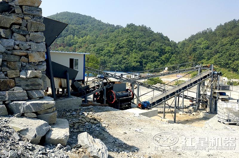 顎式細(xì)破碎機(jī)破碎現(xiàn)場(chǎng)，搭配制砂機(jī)使用